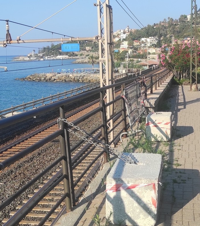 Bordighera: il consigliere comunale Ramoino denuncia la precarietà della staccionata sull'Aurelia vicino alla ferrovia
