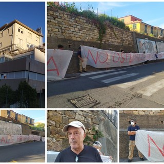 "No all'ospedale unico", striscione di protesta davanti all'ospedale di Imperia, Manuello: "Molti medici con noi, ma c'è clima di intimidazione" (Foto)