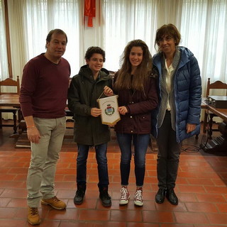 Dolceacqua: visita degli alunni della 3a B in Comune per la 'settimana didattica alternativa' (Foto) Dolceacqua: visita degli alunni della 3a B in Comune per la 'settimana didattica alternativa' (Foto)