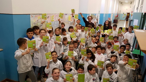 Sanremo: i ragazzi dell’Istituto Comprensivo Italo Calvino. campioni della raccolta di pile esauste Sanremo: i ragazzi dell’Istituto Comprensivo Italo Calvino. campioni della raccolta di pile esauste