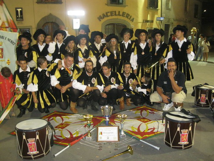 Mancano pochi giorni per gli sbandieratori e musici ventimigliesi ai campionati italiani