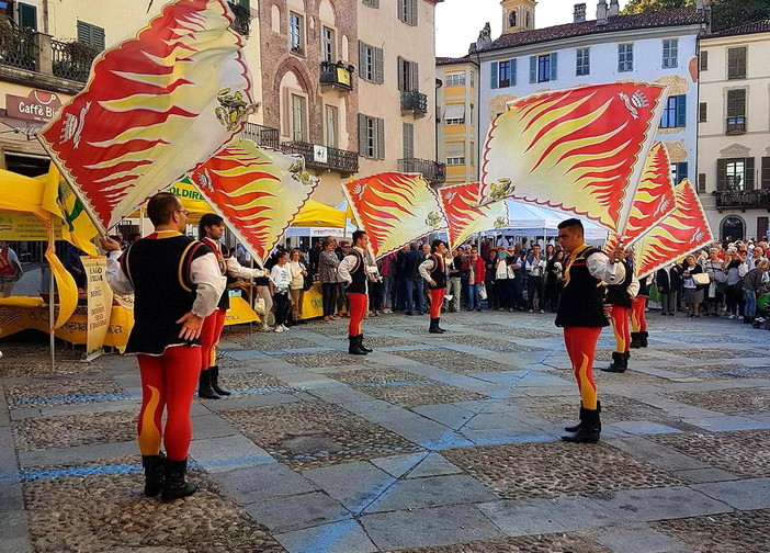 Ventimiglia: domani sera in piazza Colletta la prova generale degli sbandieratori per il torneo di Padova Ventimiglia: domani sera in piazza Colletta la prova generale degli sbandieratori per il torneo di Padova