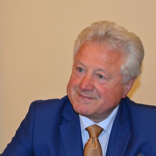 Ventimiglia: gli agronomi dicono di 'tagliare' i pini dei giardini e di via Vittorio Venero, Scullino si oppone