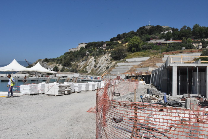 Ventimiglia: grande entusiasmo attorno a 'Cala del Forte', già assegnati i 35 negozi che sono in costruzione Ventimiglia: grande entusiasmo attorno a 'Cala del Forte', già assegnati i 35 negozi che sono in costruzione
