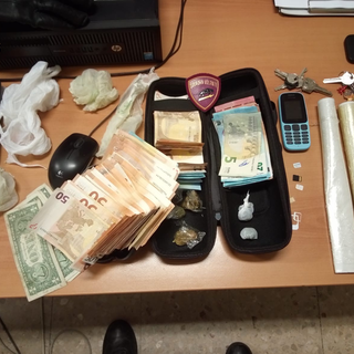 Il materiale sequestrato nell'appartamento
