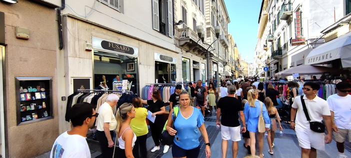 Sanremo, conto alla rovescia per “Saldi di Gioia”: aperture serali e prezzi ribassati per tre giorni di shopping Sanremo, conto alla rovescia per “Saldi di Gioia”: aperture serali e prezzi ribassati per tre giorni di shopping