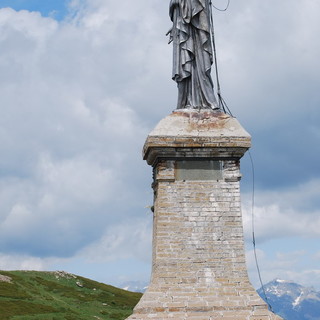 La statua oggi (sotto alcune foto dei lavori eseguiti nel 1991)