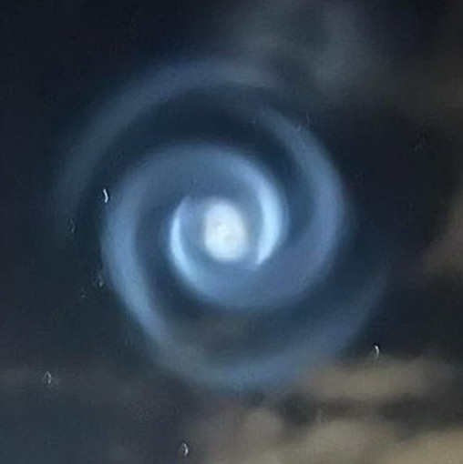 Spirale luminosa nel cielo anche nella nostra provincia: erano gli alieni? No, semplicemente un effetto della 'Space X' (Foto) Spirale luminosa nel cielo anche nella nostra provincia: erano gli alieni? No, semplicemente un effetto della 'Space X' (Foto)