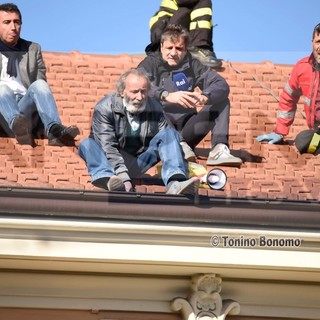 Sanremo: anziano salvato dopo aver minacciato di buttarsi dal tetto, la fotosequenza del salvataggio