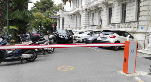 Sanremo: ripristinata la sbarra che divide il parcheggio riservato e quello pubblico del Comune Sanremo: ripristinata la sbarra che divide il parcheggio riservato e quello pubblico del Comune
