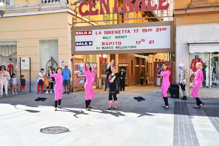 Sanremo, spettacolo davanti al Cinema Centrale anima via Matteotti (Foto) Sanremo, spettacolo davanti al Cinema Centrale anima via Matteotti (Foto)