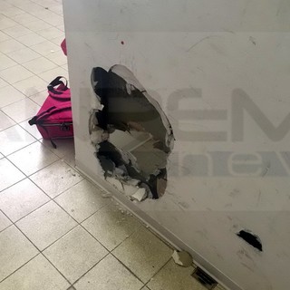 Sanremo: 'buchi' nei muri degli spogliatoi in Valle Armea, le società "E' successo a novembre ed il gestore sapeva!" Sanremo: 'buchi' nei muri degli spogliatoi in Valle Armea, le società "E' successo a novembre ed il gestore sapeva!"