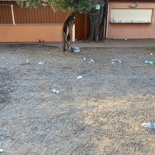 Diano Marina: sporcizia a vicino alle scuole dopo il Festival del Folklore, la protesta di 'Diano Domani' (Foto e Video) Diano Marina: sporcizia a vicino alle scuole dopo il Festival del Folklore, la protesta di 'Diano Domani' (Foto e Video)