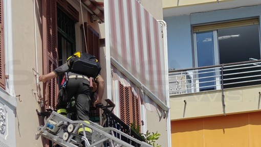 Sanremo: anziana bloccata in casa, Vigili del Fuoco in azione e via Nino Bixio chiusa (Foto) Sanremo: anziana bloccata in casa, Vigili del Fuoco in azione e via Nino Bixio chiusa (Foto)
