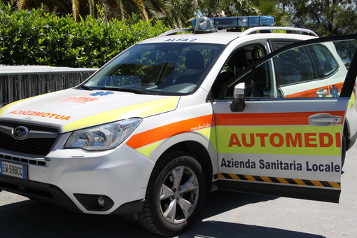 Sanremo: donna si sente male in spiaggia, soccorsa dal 118 e portata in ospedale in gravi condizioni