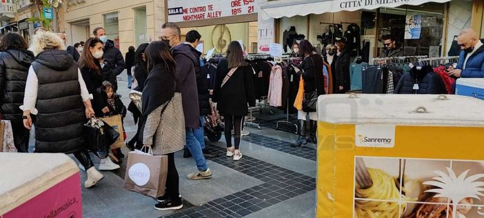 Sanremo: buona partenza per 'Saldi di Gioia', tante persone in giro a caccia dell'occasione Sanremo: buona partenza per 'Saldi di Gioia', tante persone in giro a caccia dell'occasione