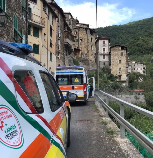 Pigna: donna 77enne cade dalle scale e rimane bloccata a Buggio, soccorsa da 118 e Croce Azzurra (Foto) Pigna: donna 77enne cade dalle scale e rimane bloccata a Buggio, soccorsa da 118 e Croce Azzurra (Foto)