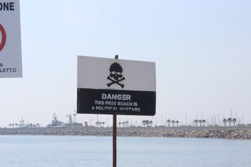 Imperia: posizionato un cartello/denuncia sulla spiaggia artificiale del parco urbano: "Spiaggia ostaggio della politica"