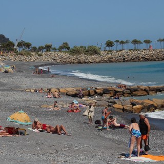 Imperia: bagnanti nella 'spiaggia' inquisita del Parco Urbano San Leonardo, nessun cartello di divieto presente