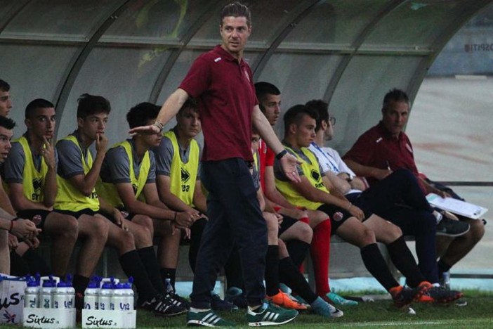 Silvio Cassaro, ex capitano della Sanremese, nelle vesti di mister dell'Alessandria under 17 (foto tratta da sprintesport.it) Silvio Cassaro, ex capitano della Sanremese, nelle vesti di mister dell'Alessandria under 17 (foto tratta da sprintesport.it)