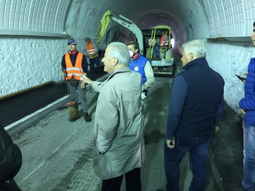 Imperia: nuovo sopralluogo del Sindaco Scajola questa mattina sul cantiere dei lavori di galleria Gastaldi (Foto) Imperia: nuovo sopralluogo del Sindaco Scajola questa mattina sul cantiere dei lavori di galleria Gastaldi (Foto)