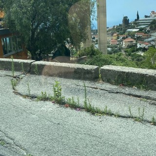 Sanremo: strada verso San Pietro dissestata, i residenti della frazione lanciano l'allarme (Foto)