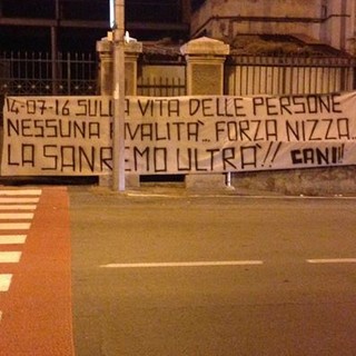 Sanremo: uno striscione di solidarietà degli ultras della Sanremese ai 'rivali' del Nizza
