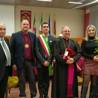 Ventimiglia celebra la tradizione della ‘Strena de Deinà’ e ricorda Luigino Maccario (Foto e video)