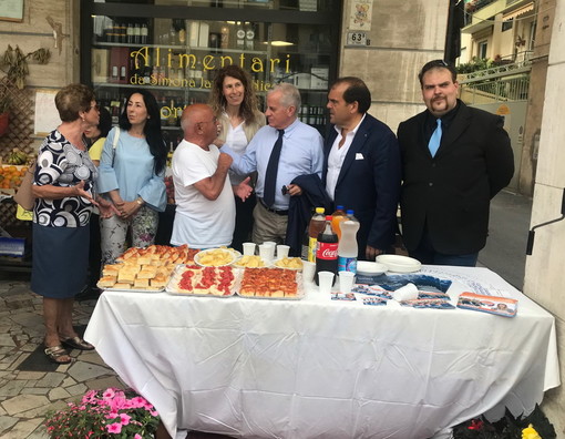 Elezioni Imperia: lunga passeggiata con tutti i commercianti di Borgo San Moro, ieri sera per Claudio Scajola Elezioni Imperia: lunga passeggiata con tutti i commercianti di Borgo San Moro, ieri sera per Claudio Scajola