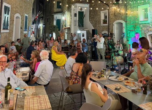 Dopo il debutto con i Bruti e Boi, il Seborga Culture Club ospita lo Stefano Mati Quartet in Piazza Libertà estiva Dopo il debutto con i Bruti e Boi, il Seborga Culture Club ospita lo Stefano Mati Quartet in Piazza Libertà estiva