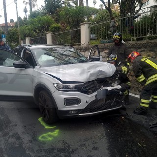 Sanremo: scontro frontale tra due auto in corso Inglesi, donna lievemente ferita e traffico in tilt (Foto)