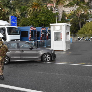 Ventimiglia: i 'furbetti del confine' tentano di entrare in Italia, in molti fanno dietro-front a San Ludovico (Foto e Video) Ventimiglia: i 'furbetti del confine' tentano di entrare in Italia, in molti fanno dietro-front a San Ludovico (Foto e Video)