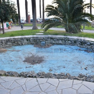 Ventimiglia: sopralluogo di Iachino e Caudano ai giardini "Bisogna sistemare al più presto il laghetto!" Ventimiglia: sopralluogo di Iachino e Caudano ai giardini "Bisogna sistemare al più presto il laghetto!"