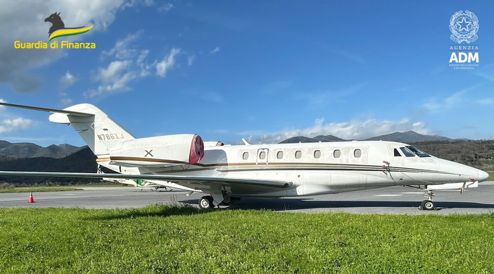Sequestrato all'aeroporto di Albenga un jet privato da 10 milioni di euro di un imprenditore monegasco (Video) Sequestrato all'aeroporto di Albenga un jet privato da 10 milioni di euro di un imprenditore monegasco (Video)