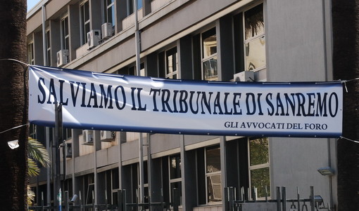 Sanremo: paventato accorpamento dei Tribunali, anche uno striscione appeso a palazzo di Giustizia