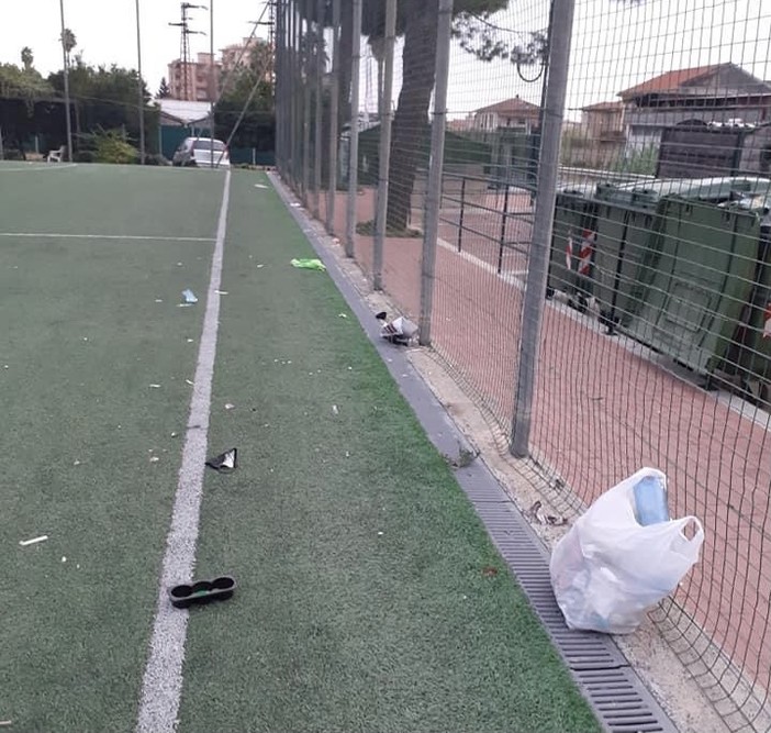 Vallecrosia: rifiuti al campetto delle Garibbe, dopo le segnalazioni i ragazzi intervengono dopo la scuola Vallecrosia: rifiuti al campetto delle Garibbe, dopo le segnalazioni i ragazzi intervengono dopo la scuola
