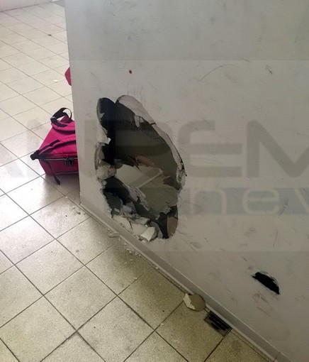 Sanremo: 'buchi' nei muri degli spogliatoi in Valle Armea, le società "E' successo a novembre ed il gestore sapeva!" Sanremo: 'buchi' nei muri degli spogliatoi in Valle Armea, le società "E' successo a novembre ed il gestore sapeva!"