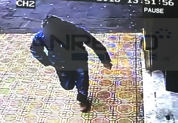 Sanremo: scippo in corso Garibaldi, ecco il malvivente nelle immagini di una telecamera della zona (Foto e Video)