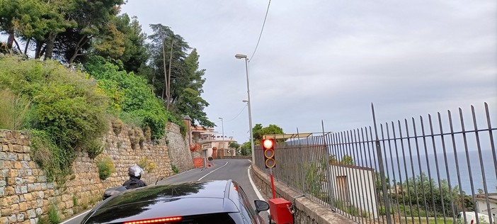 Sanremo: semaforo in via Val d'Olivi da due mesi, dal comune "Tempo necessario per valutare il movimento del versante"