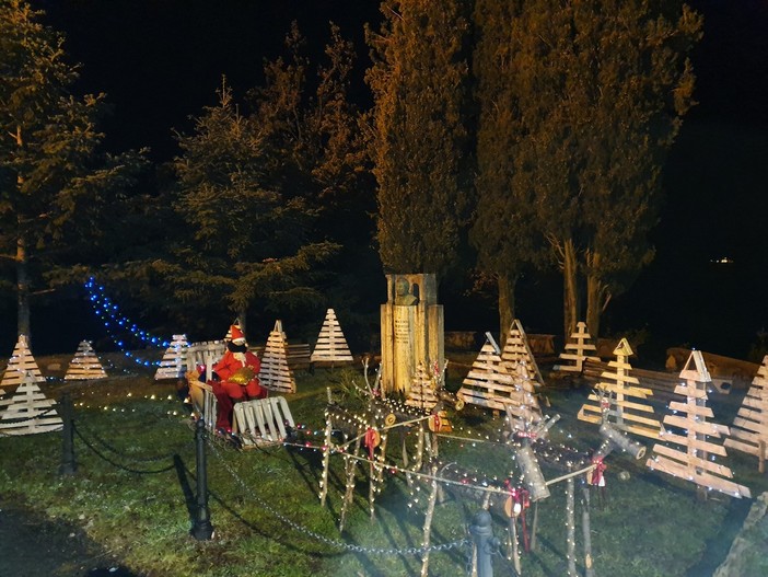 Borghetto d’Arroscia: a Gazzo la slitta di Babbo Natale prende il posto dell'albero di 6 metri fatto all'uncinetto