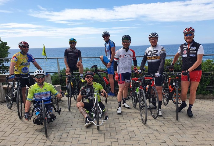 La squadra paralimpica che si è allenata sulla pista ciclabile La squadra paralimpica che si è allenata sulla pista ciclabile