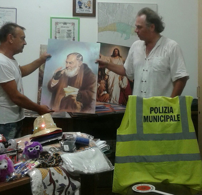 Diano Marina: nuovi sequestri e sanzioni della Polizia Municipale contro l'abusivismo commerciale in centro