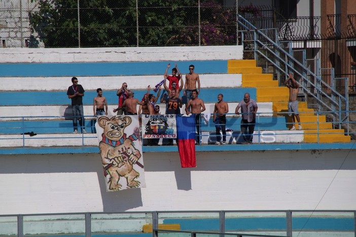 I tifosi del Ponsacco presenti ieri al 'Comunale' di Sanremo I tifosi del Ponsacco presenti ieri al 'Comunale' di Sanremo