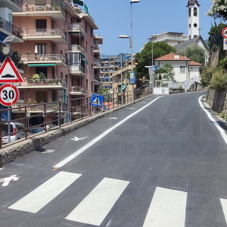 Sanremo: nuova segnaletica per strada Borgo Tinasso, c'è il camminamento per i pedoni ma durerà? (Foto) Sanremo: nuova segnaletica per strada Borgo Tinasso, c'è il camminamento per i pedoni ma durerà? (Foto)