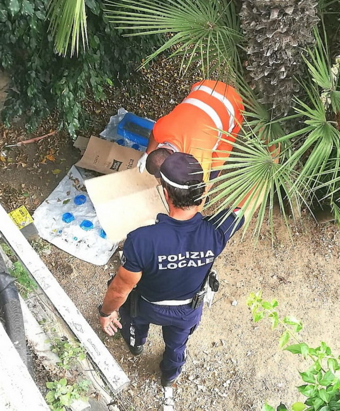 Sanremo: clochard si crea un 'salottino' privato sotto il Casinò, scoperto e sgomberato dalla Municipale (Foto)