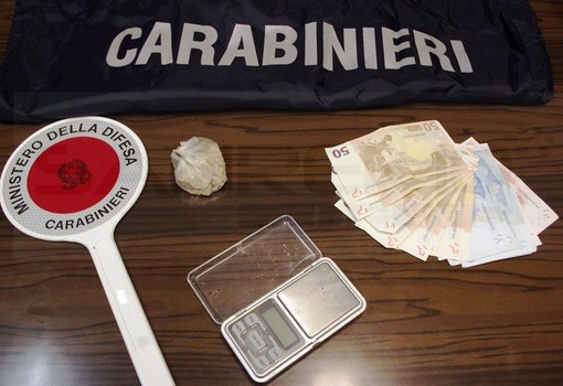 Sanremo: arrestati dai Carabinieri un arabo e un francese pronti allo 'spaccio nella movida del Festival', sequestrato oltre un etto di droga Sanremo: arrestati dai Carabinieri un arabo e un francese pronti allo 'spaccio nella movida del Festival', sequestrato oltre un etto di droga