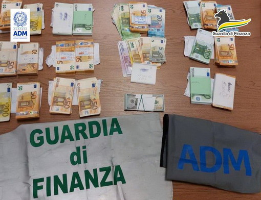 12.000 euro al Casinò di Montecarlo non dichiarati: britannico fermato all'aeroporto di Villanova Albenga 12.000 euro al Casinò di Montecarlo non dichiarati: britannico fermato all'aeroporto di Villanova Albenga