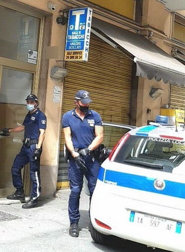 Sanremo: anziano solo in casa e situazione igienica precaria, intervento della Polizia Municipale (Foto)