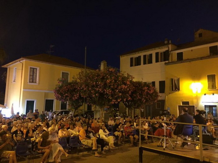 Apertura con grande successo della rassegna letteraria “Sale in Zucca”: applausi per l’omaggio a Fabrizio De Andrè