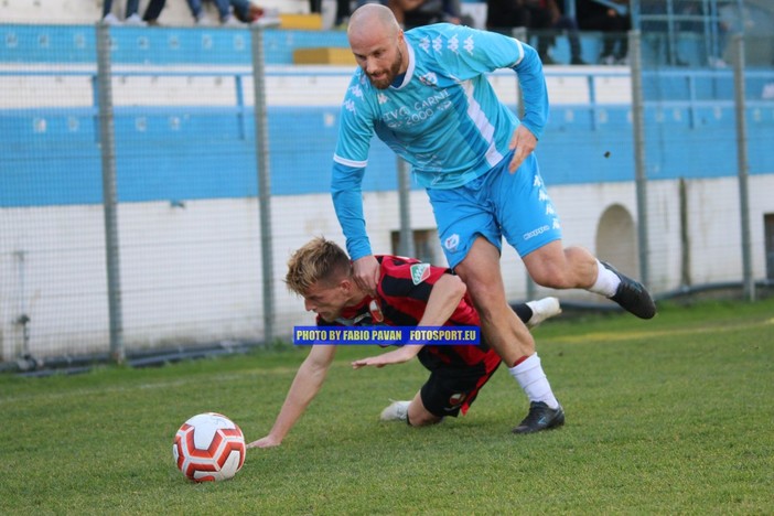 Simone Bregliano in azione con la maglia della Sanremese Simone Bregliano in azione con la maglia della Sanremese